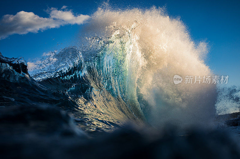 海浪能量碰撞形成抽象的水质感扇形