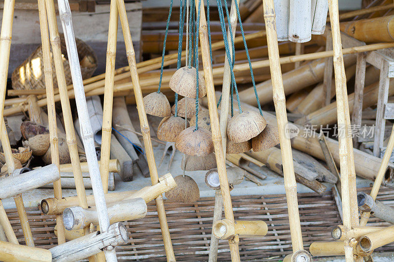 用椰子做的老式泰国高跷