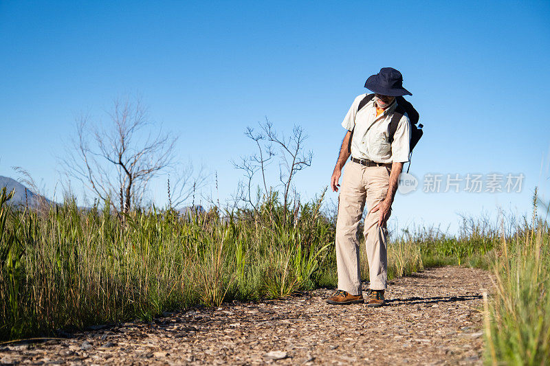 老年男性远足时膝盖疼痛