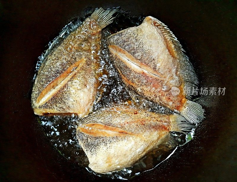 油煎蛇皮鲫鱼——食品制作。