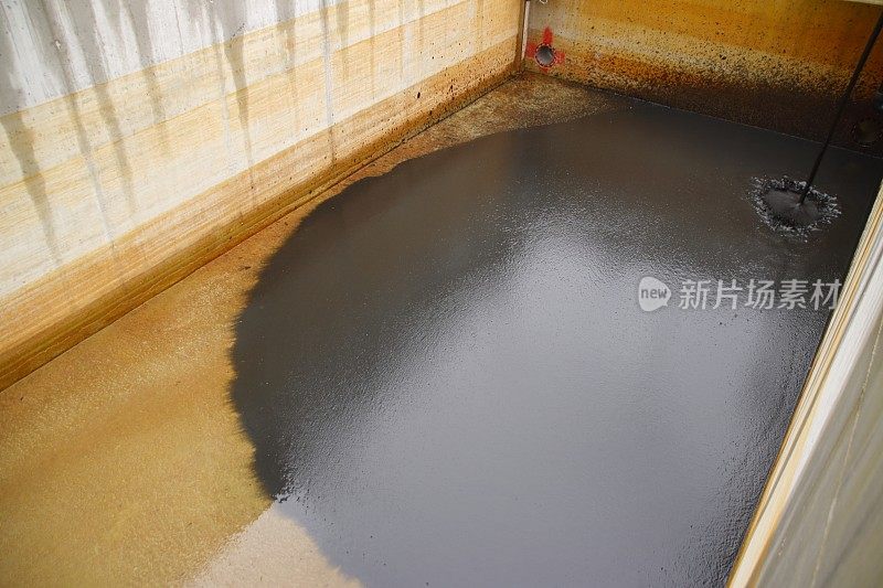 污水处理厂的污泥被泵入一个新的水池