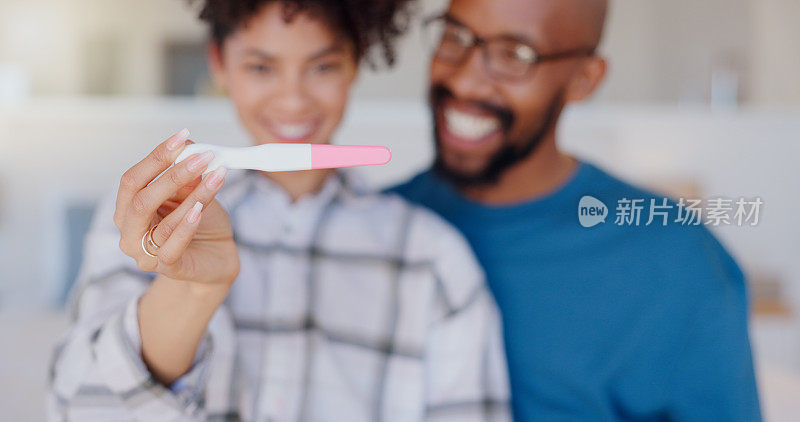 幸福的夫妇，双手和阳性的怀孕测试为家庭，开始或在家分娩。兴奋的男人和孕妇为为人父母微笑的特写，早上还是在卧室里有好结果