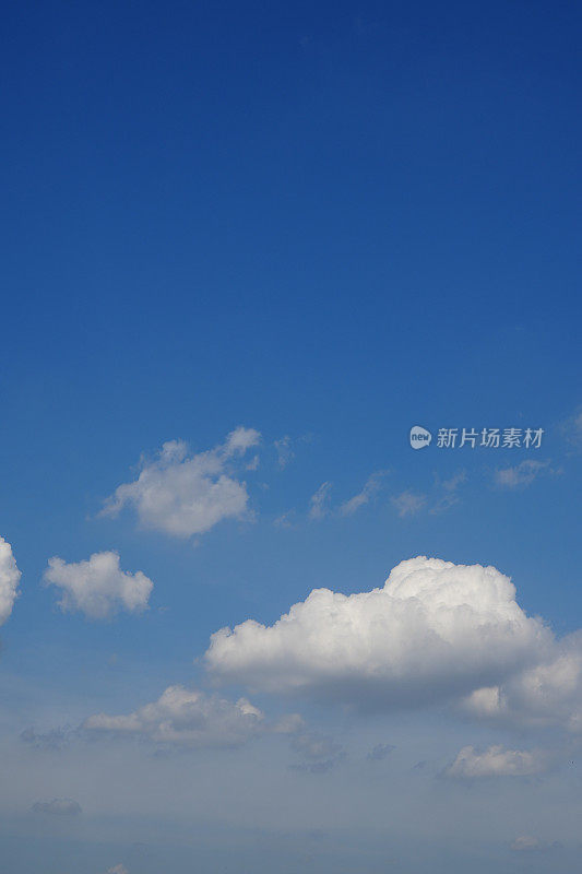 天空蔚蓝，美丽的天空有云