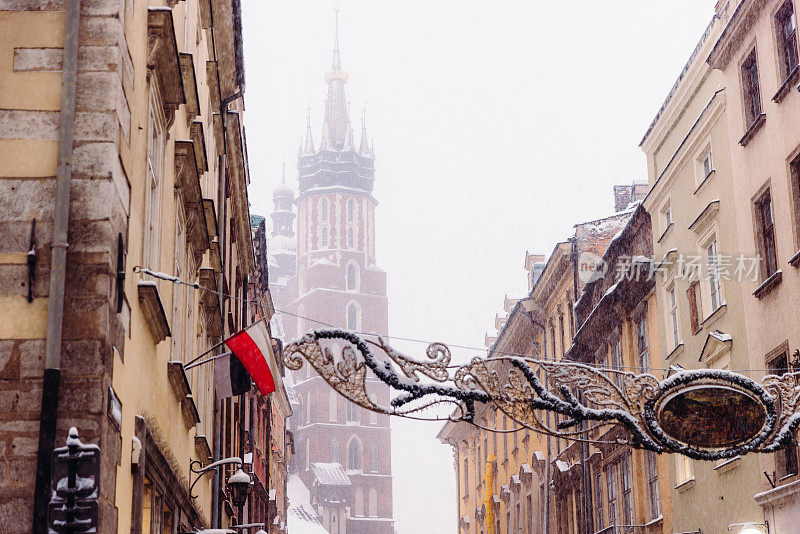 波兰克拉科夫老街上美妙的雪天