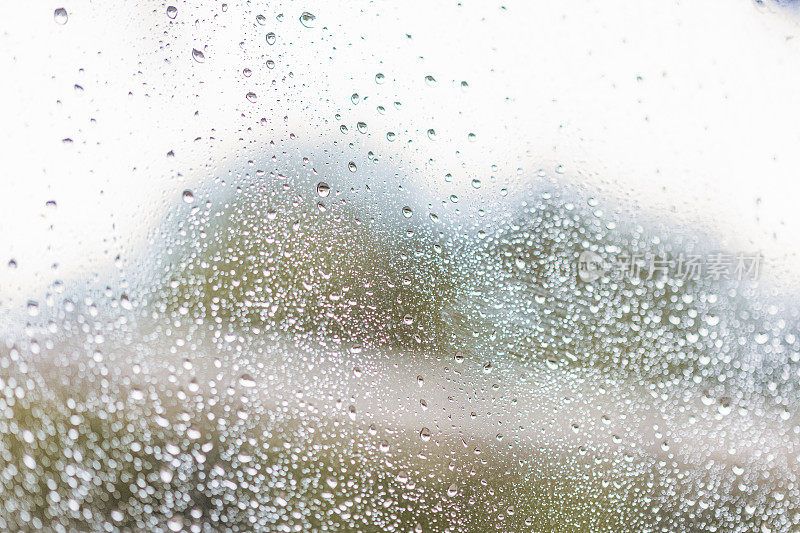 雨滴落在窗户上