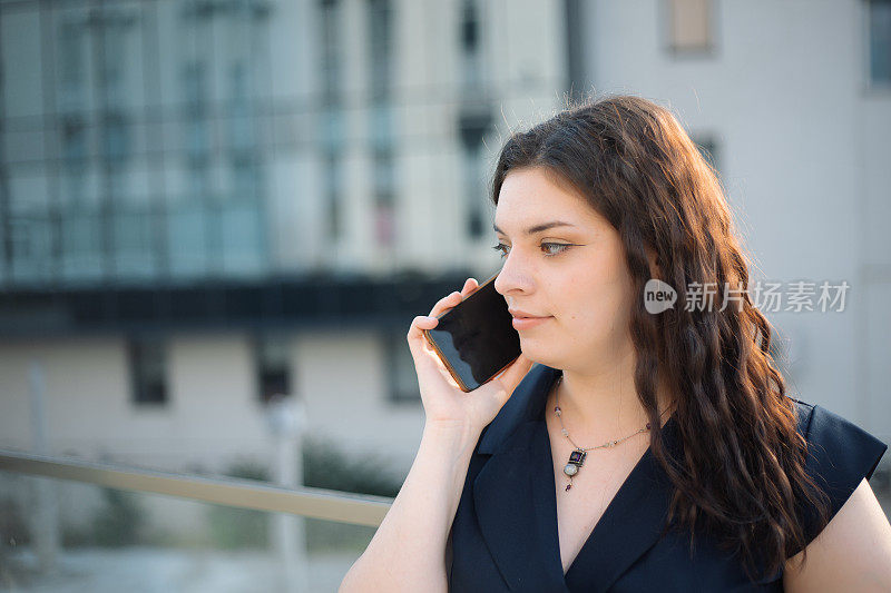 一个站在办公楼里的女人若有所思地望向别处