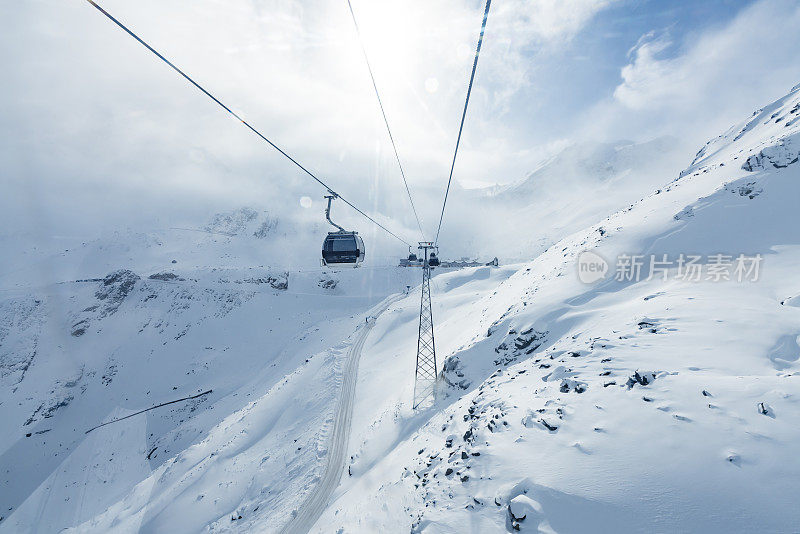 滑雪者在冬季滑雪胜地索登滑雪