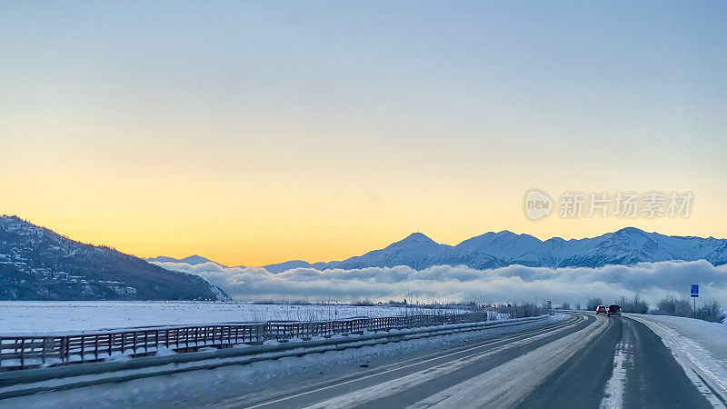 阿拉斯加的冬日之路和日出