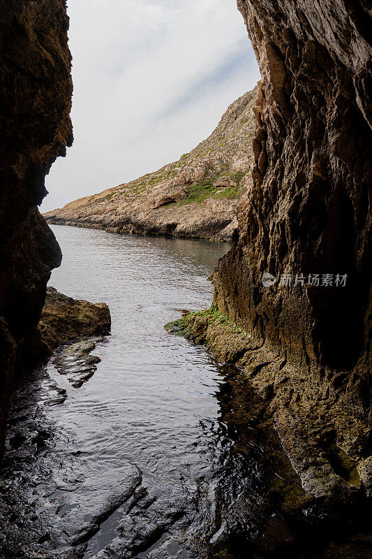 马耳他岛上的洞穴。泻湖。