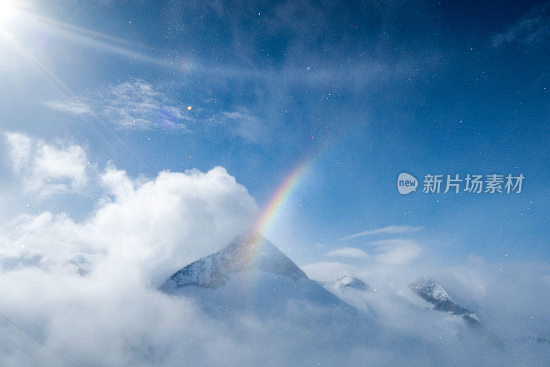 高山上的神奇天气有太阳、雪、蓝天、云、雪晶和彩虹。腹地冰川-奥地利