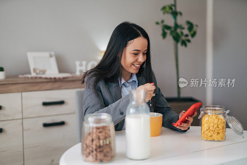 可爱的微笑女人在清晨吃早餐