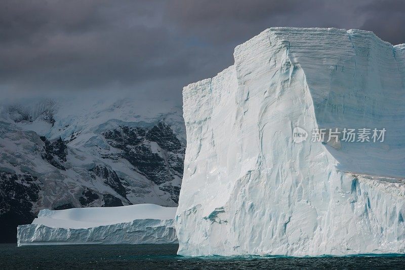 南极半岛的冰山漂流在南冰洋