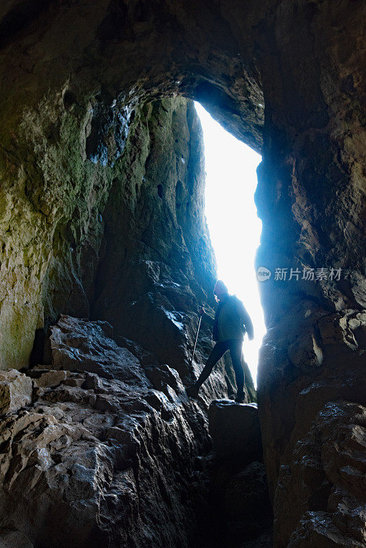 一个令人眼花缭乱的索尔洞穴入口，威顿。