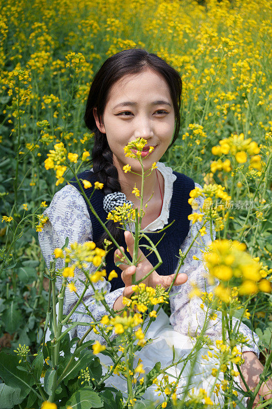 欣赏鲜花的女孩