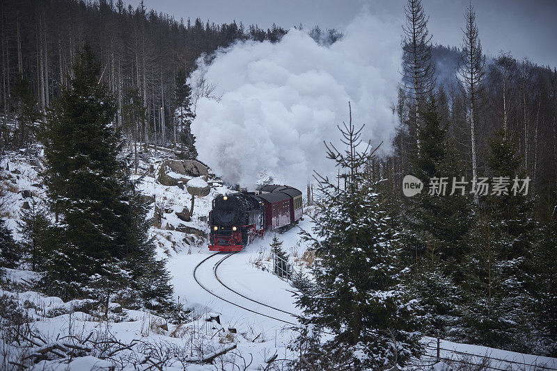 历史悠久的蒸汽火车全速驶向哈茨地区的布罗肯山