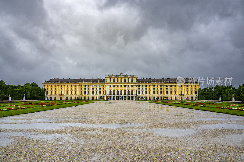 在阴天的维也纳宫殿Schönbrunn