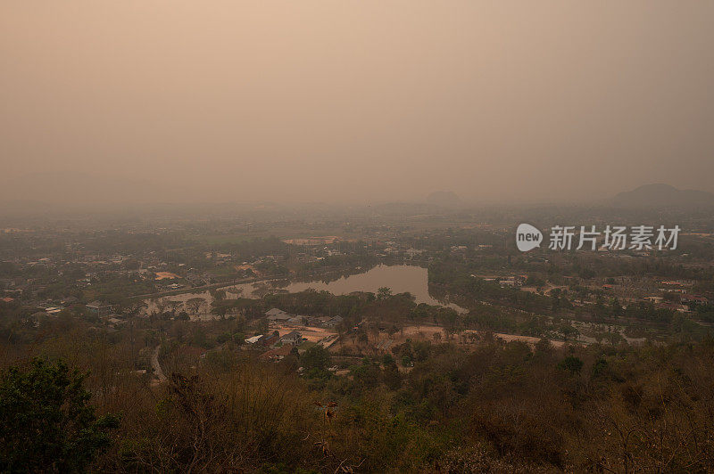 泰国清莱市的鸟瞰图，空气污染严重，如pm2.5。