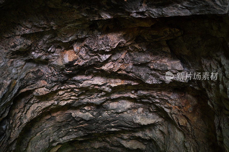 地下隧道崎岖的岩壁特写