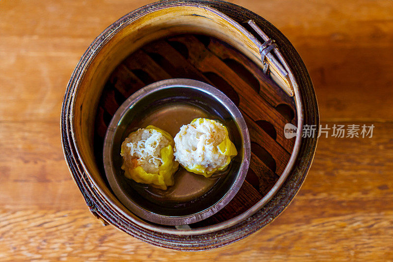 泰国，餐桌上的竹制蒸笼里装着蟹肉饺子