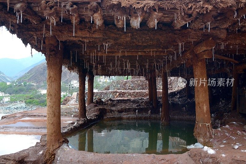 澜沧江(湄公河)畔的中国云南省曼康县的老盐矿和老水井，已有1300年的历史。