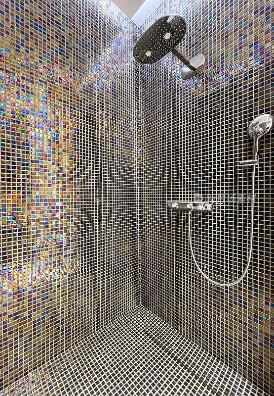 一间时尚的淋浴房内的马赛克瓷砖墙壁