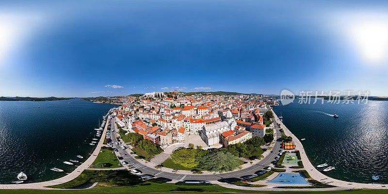 360x180度球形(等矩形)鸟瞰图，西贝尼克老城和圣詹姆斯大教堂，克罗地亚。
