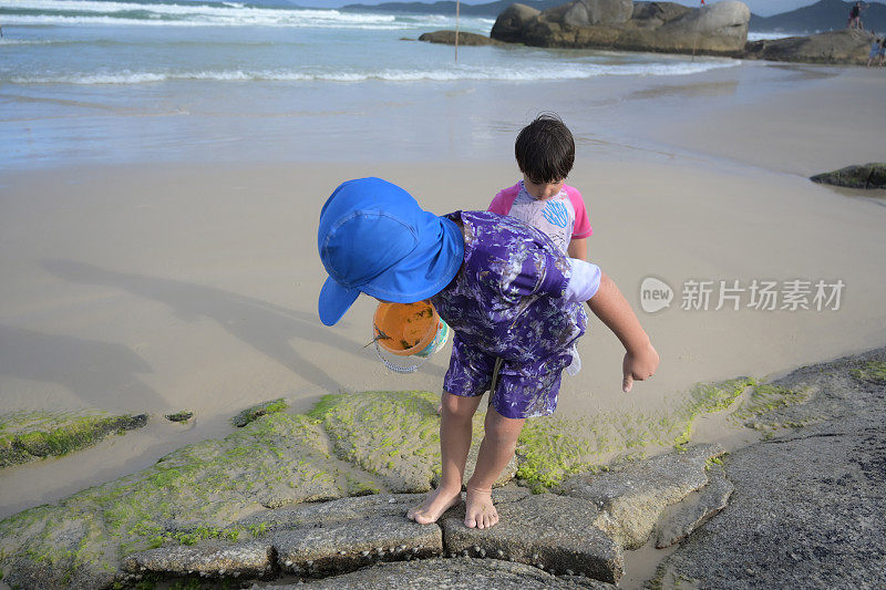 兄弟们在海边玩耍