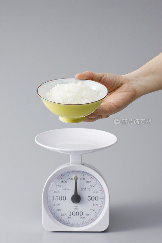 一碗米饭在体重秤上被测量