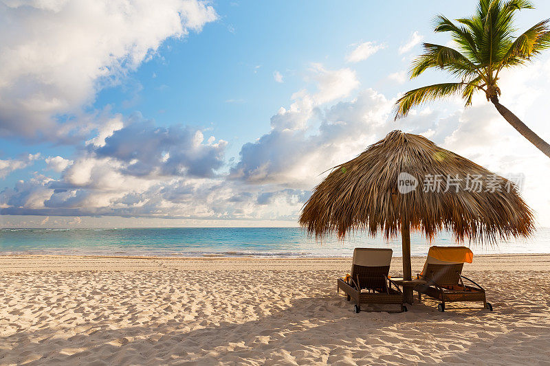 带伞的沙滩椅和美丽的沙滩