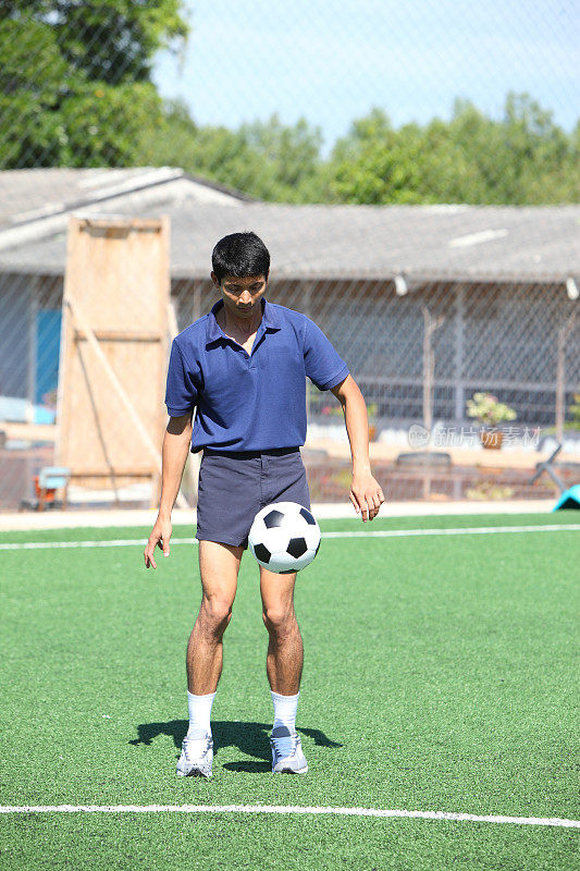 足球运动员用脚颠球
