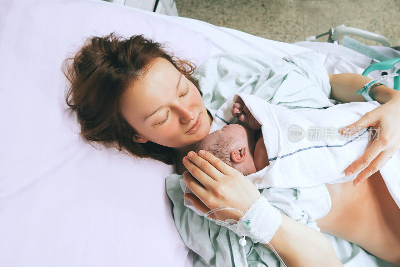 在医院里，母亲抱着刚出生的孩子。