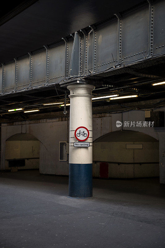 地铁桥柱上禁止张贴自行车标志