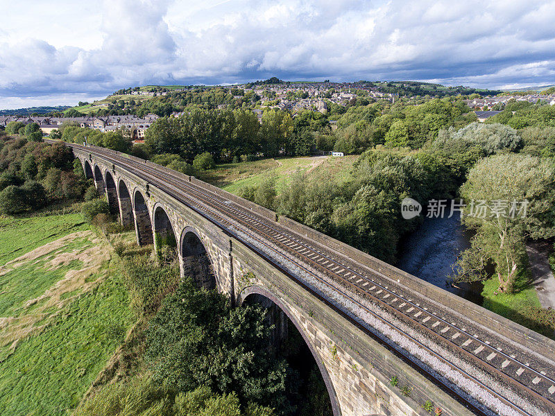 从高角度看:铁路横跨桥，德比郡，英国