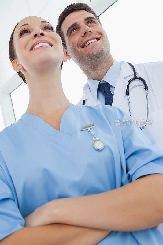 微笑的医生和外科医生看向别处