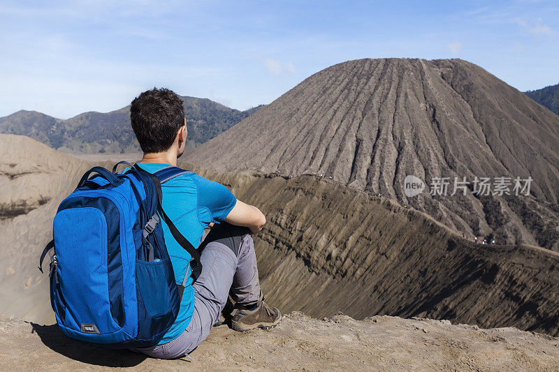 印度尼西亚爪哇岛，观看Bromo火山火山口的人