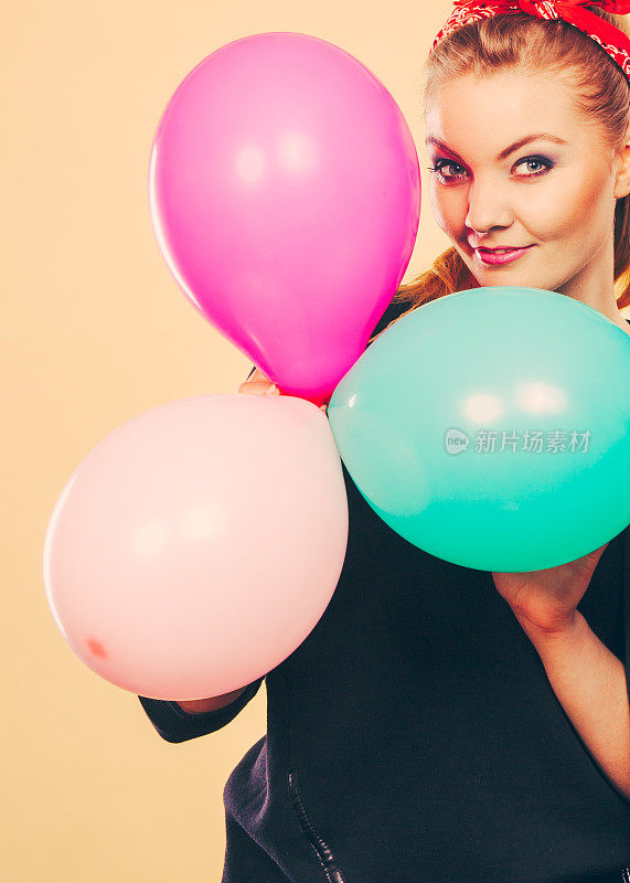 快乐微笑的女人与气球。