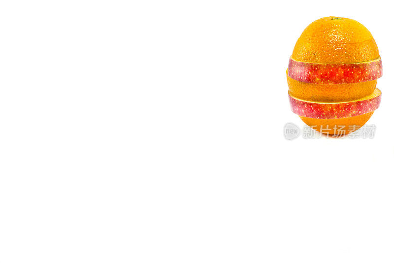 在白色背景上混合橘子和苹果