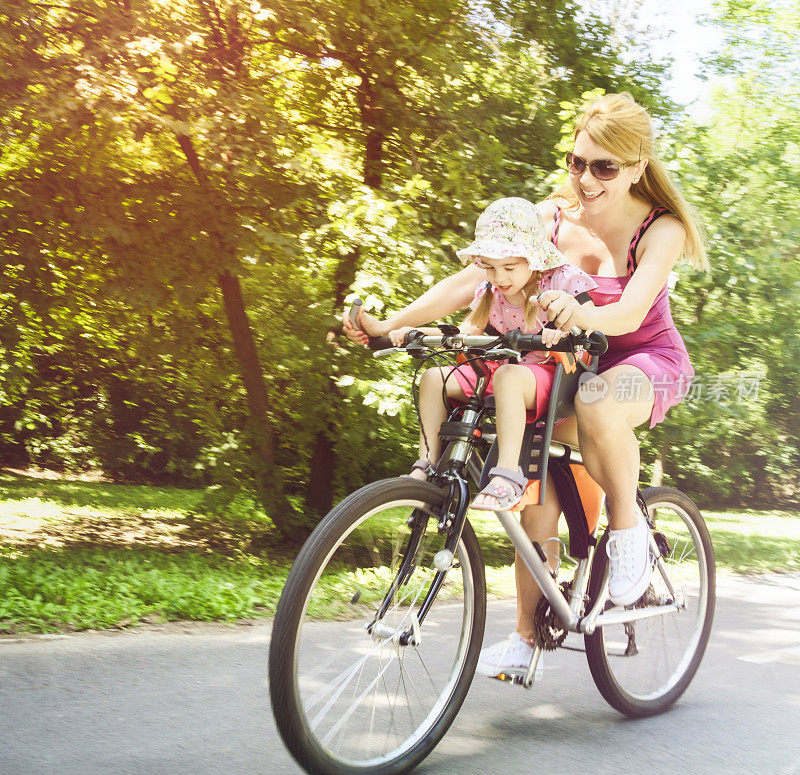 妈妈和女儿一起骑自行车