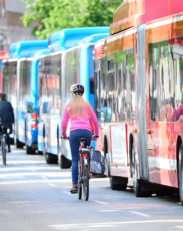 自行车在运动，公共汽车车道