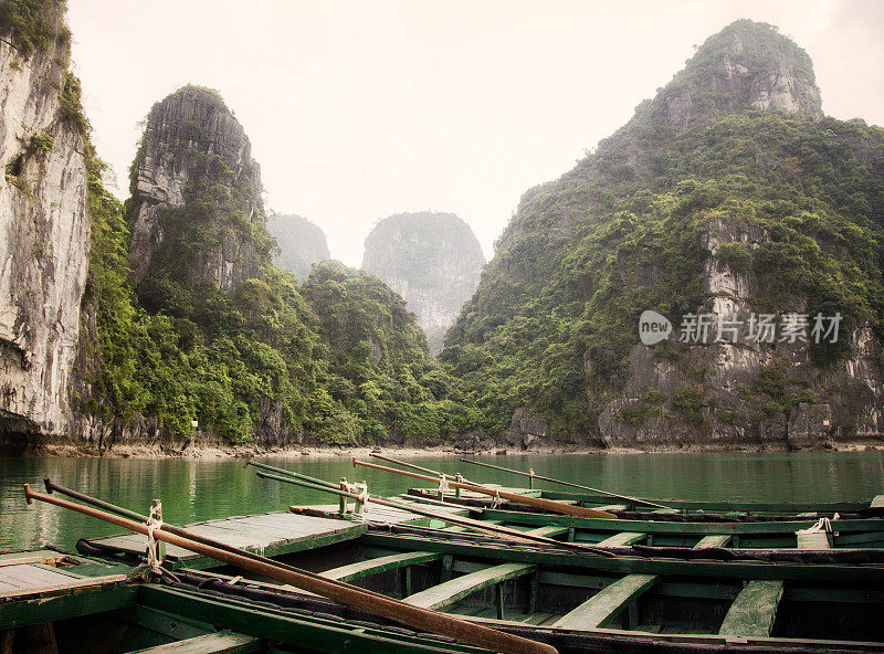 越南下龙湾在雾天停靠船只