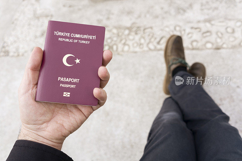 持土耳其护照男子