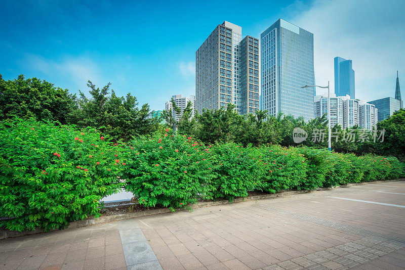 现代城市里空荡荡的现代广场和摩天大楼