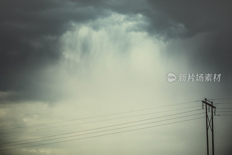 暴雨阴云下的电力线