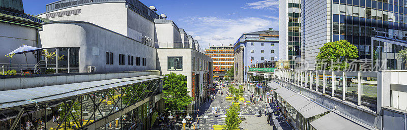 斯德哥尔摩行人享受夏天的阳光购物街Hotorget全景瑞典