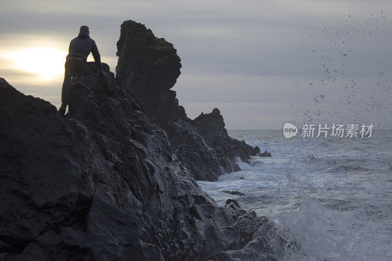 男子在冲浪边缘不稳定地保持平衡