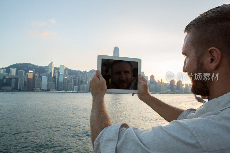 游客用数码平板电脑拍摄香港