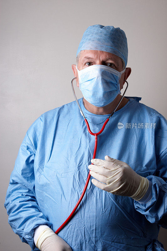 外科医生穿着无菌手术服，戴着听诊器