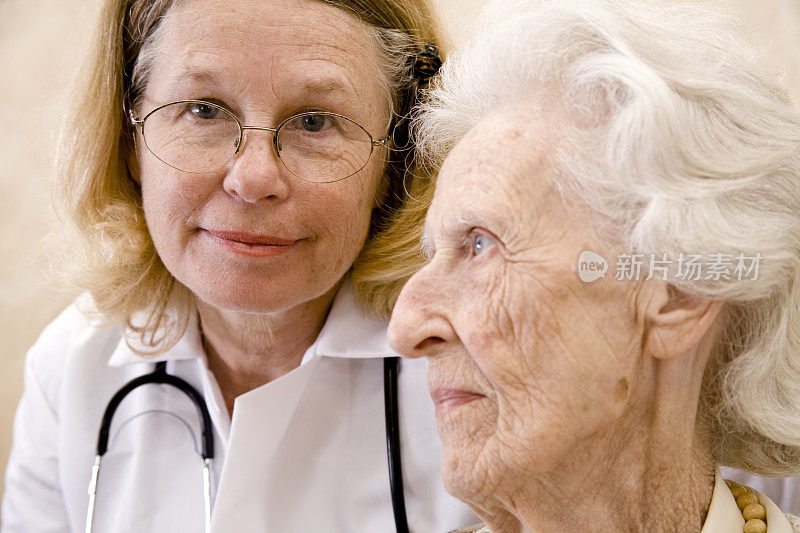 年长的成年女性和女医生。老人。家庭医疗保健。