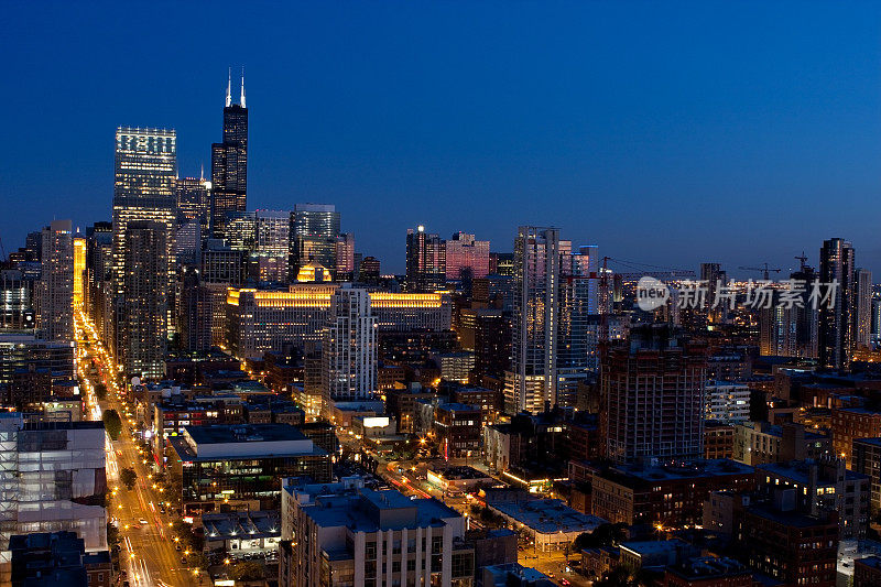 芝加哥西尔斯大厦和北河夜景