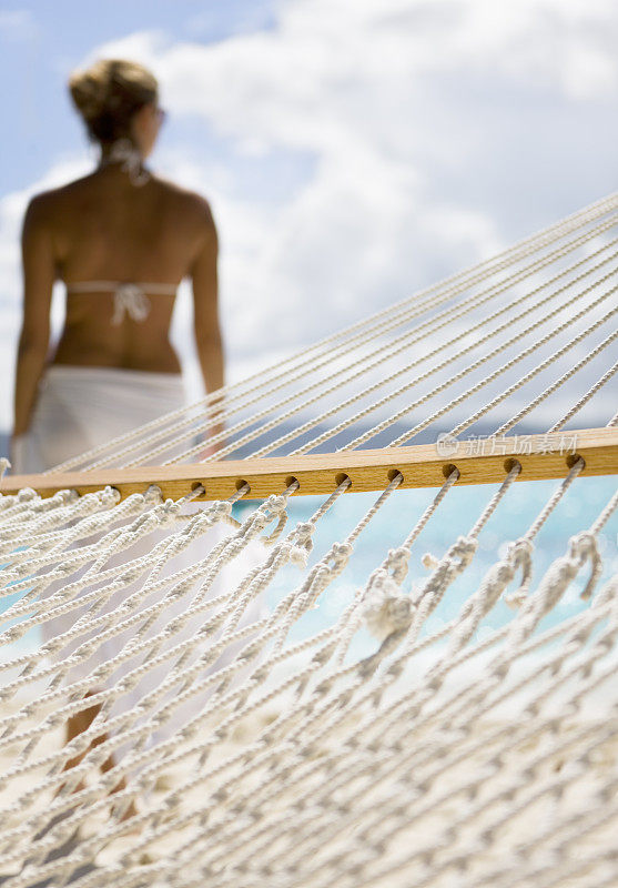 热带加勒比海滩上的女人和吊床